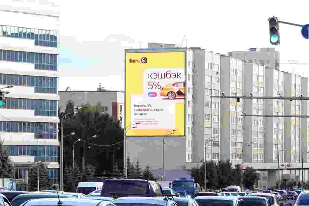 Реклама на медиафасаде Вишневского