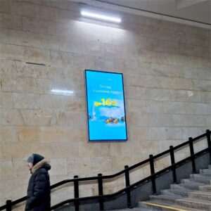 Цифровой рекламный экран на станции метро «Площадь Тукая» в Казани